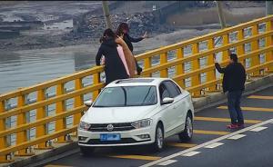 高速應急車道停車，姑娘爬上護欄司機拍照：被記6分罰二百元