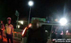 拒檢闖卡，被攔后辱警并搶奪執(zhí)法記錄儀