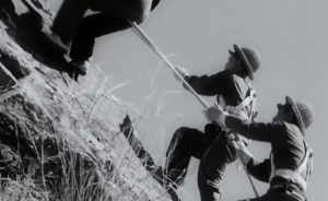 拉繩索鑿地基，鐵道兵在45度峭壁上搭建營房