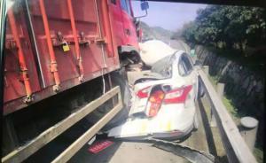 轎車爆胎停高速硬路肩，司機堅持讓入睡女兒撤離救了一家三口