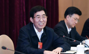 吉林省委書記巴音朝魯兩會現(xiàn)場推銷：年輕人應(yīng)買智能“紅旗”