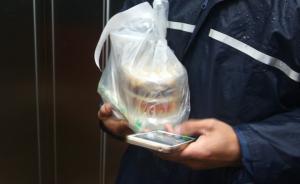 海口一小區(qū)規(guī)定外賣員只能乘貨梯，律師：可要求訂餐者下樓取