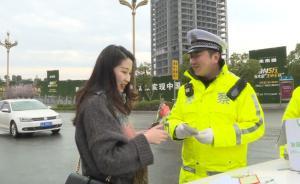 交警當(dāng)街?jǐn)r女司機(jī)？不為開罰單只為送花