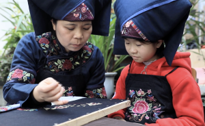 广西绣娘无偿教妇女刺绣，带动2000多位妈妈就业