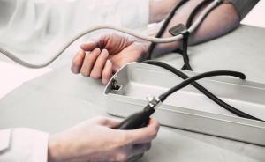 人民微評：村衛(wèi)生室老三樣托不住“小病不出村”