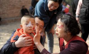 山西永濟廟會上唱大戲，家長到后臺央求給娃畫花臉