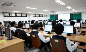 對(duì)話周洪宇：遠(yuǎn)程教育可填補(bǔ)教育鴻溝