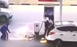 小車油箱突然起火，女加油員17秒撲滅