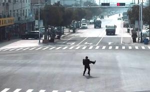 最美公主抱！民警抱九旬老人6秒过马路