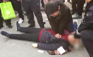 老人倒地昏迷，路過(guò)小伙跪地人工呼吸