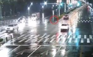 小情侶雨夜大道上吵架推搡，女友賭氣站路中間被車撞飛