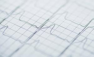 湖南民警帶女嫌犯孕檢遇妻子產(chǎn)檢，女兒誤會：“換個爸爸！”