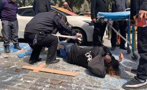 貴陽一廣告招牌疑被大風(fēng)吹倒砸中過路女子，被砸女子傷重入院