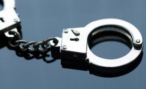 湖南衡阳一摩托男用钢管击打面包车又打伤4名路人，已落网