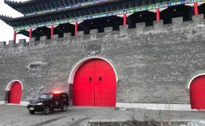 “曹园”大门口夜间有吊车施工，经一夜施工已拆除牌匾