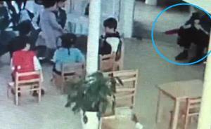 幼托老師被曝“摁娃”45分鐘，已停職