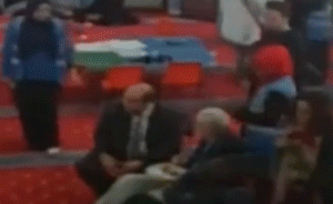 不滿脫歐態(tài)度，英國工黨領(lǐng)袖遭雞蛋襲擊