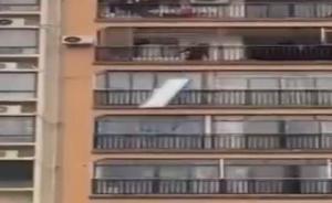 因家庭瑣事發(fā)生爭吵，南寧一男子從23樓拋下家電門窗