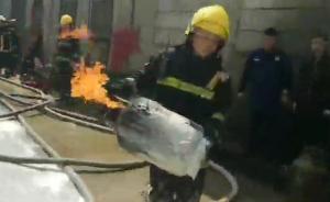 消防員四入火場，徒手搶出四個起火氣罐