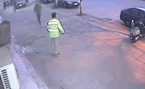 環(huán)衛(wèi)工路遇持刀盜賊，掄起掃帚追擊猛打