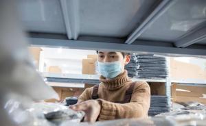 90后倉管員因長相帥氣變網店男模，網友：人帥不怕倉庫黑