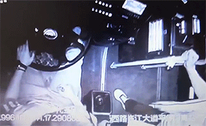 乘客坐反公交，要求立刻下車未果扇司機