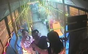四川內(nèi)江一男子酒后乘公交辱罵腳踢司機，兩女大學(xué)生全力勸阻