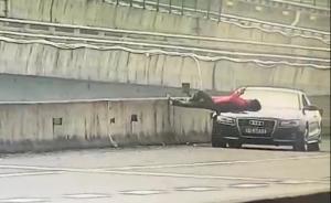 女司機(jī)高速硬路肩違停無警示，躺引擎蓋上玩無人機(jī)航拍被處罰
