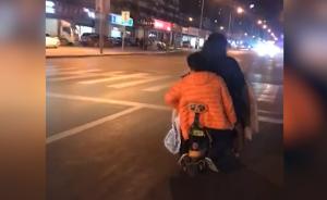 男孩錯(cuò)過(guò)末班車(chē)，站務(wù)員騎電動(dòng)車(chē)送回家