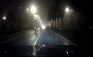 飛車沖卡一路狂奔，副駕女子大喊“完了”
