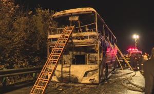 湖南客車(chē)起火致26死：乘客煙火藥爆燃