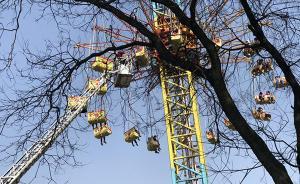 長(zhǎng)沙一公園游樂設(shè)備故障34人被困半空，消防云梯施救