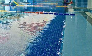 教練無資質(zhì)、泳池不衛(wèi)生，幾百元一節(jié)的親子游泳課為啥這么坑