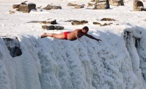 飛躍冰瀑！花甲老頭的極限之旅