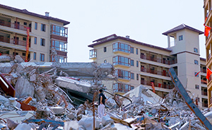 違建樓盤被拆，候鳥老人留守萬寧廢墟