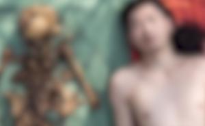 裸體與父親骨骸合影攝影師：彌補(bǔ)父愛空缺