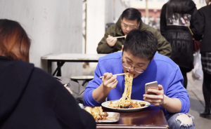 他經(jīng)營炒面店二十年，喂飽了無數(shù)討生活的人