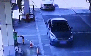 女司機(jī)加油槍未拔就駛離，拽翻了加油機(jī)