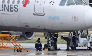 韓國(guó)載111人客機(jī)跑道上爆胎，疑似被軍機(jī)著陸裝置勾住