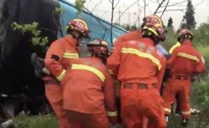 安徽載49人客車側(cè)翻：車內(nèi)兩中學(xué)20余赴考學(xué)生中1人死亡