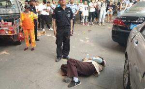 女子在公廁給狗洗澡被勸阻后毆打保潔員，警方：將追究其刑責(zé)