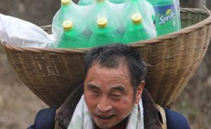 暖聞｜五旬五保戶當(dāng)背簍貨郎，連續(xù)9年為深山留守老人送貨