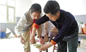 左手學(xué)習(xí)、右手劈柴，杭州富陽鼓勵(lì)學(xué)生拜農(nóng)戶為老師