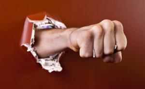 郑州男子穿日本军服迎亲：恶搞也好背叛也罢，法律须出重拳