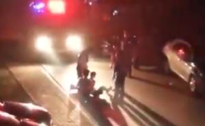 不滿擋道，公安局政委與對(duì)方車主廝打