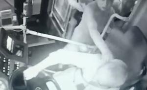 老人讓停車未果打公交司機(jī)，兩乘客制止