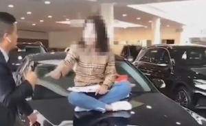 奔驰4S店再现纠纷：甘肃兰州一女子坐在展车引擎盖上维权
