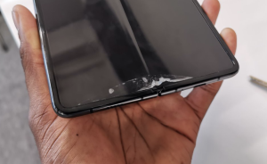 屏幕凸起，閃屏！定價(jià)上萬的三星折疊屏手機(jī)被評測記者玩壞了
