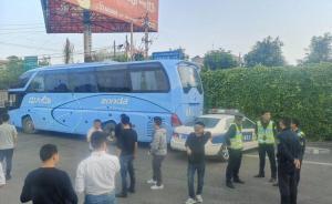 大巴車司機準駕不符被查借上廁所逃跑，車輛還涉非法營運