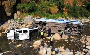 四川旅游大巴與皮卡擦掛致兩車側翻傷8人，肇事嫌疑人被控制
